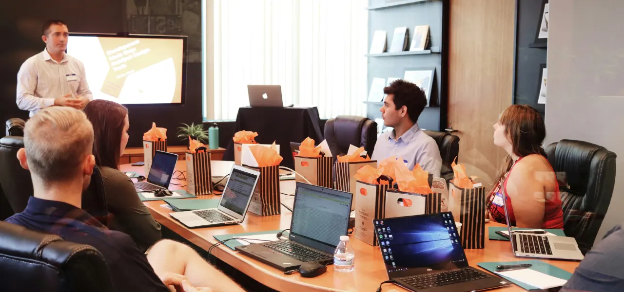 Zašto je firmama isplativije da imaju stalnu spoljnu pravnu podršku? (Advokat za firme)